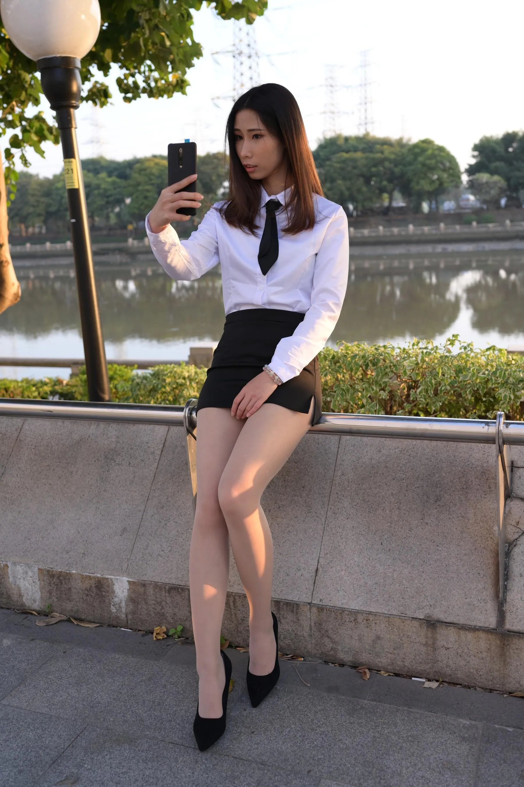 [魔镜街拍] NO.082 SM_0006街拍肉丝高跟制服ol小姐姐 [203P]插图